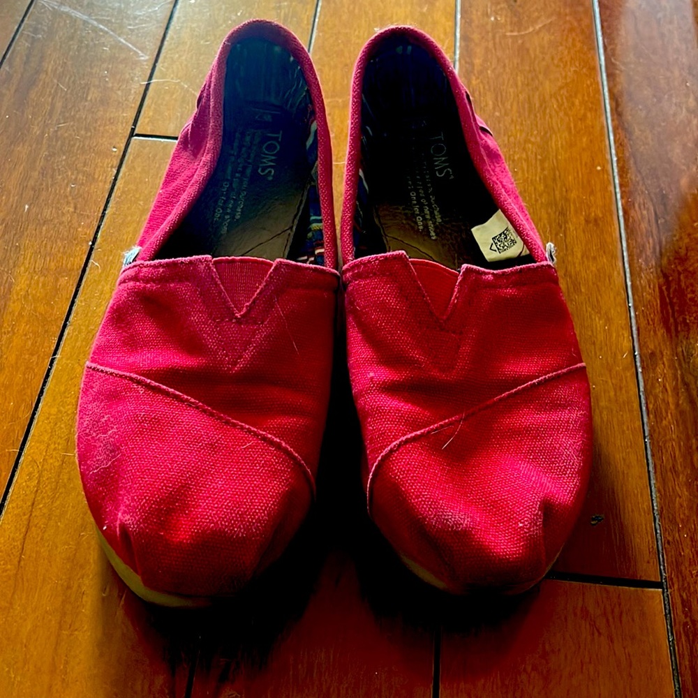 7W Red TOMS shoes